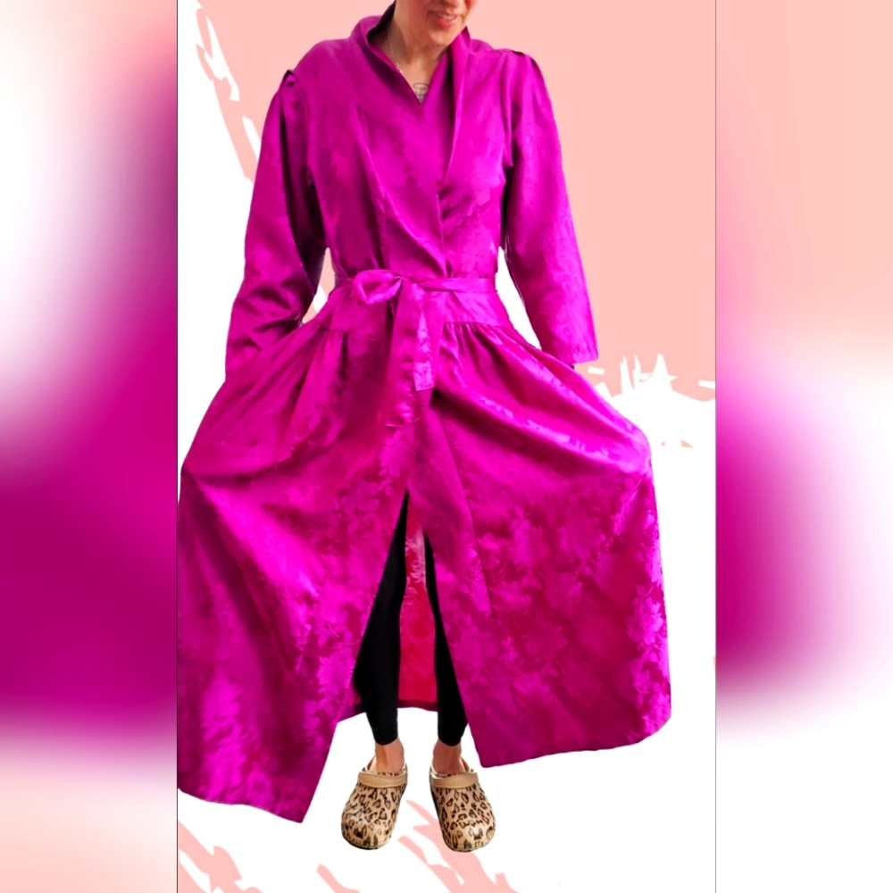 🌼3 for $30🌼Vintage Caulfeild Glamourous fuschia satin Housecoat with pockets